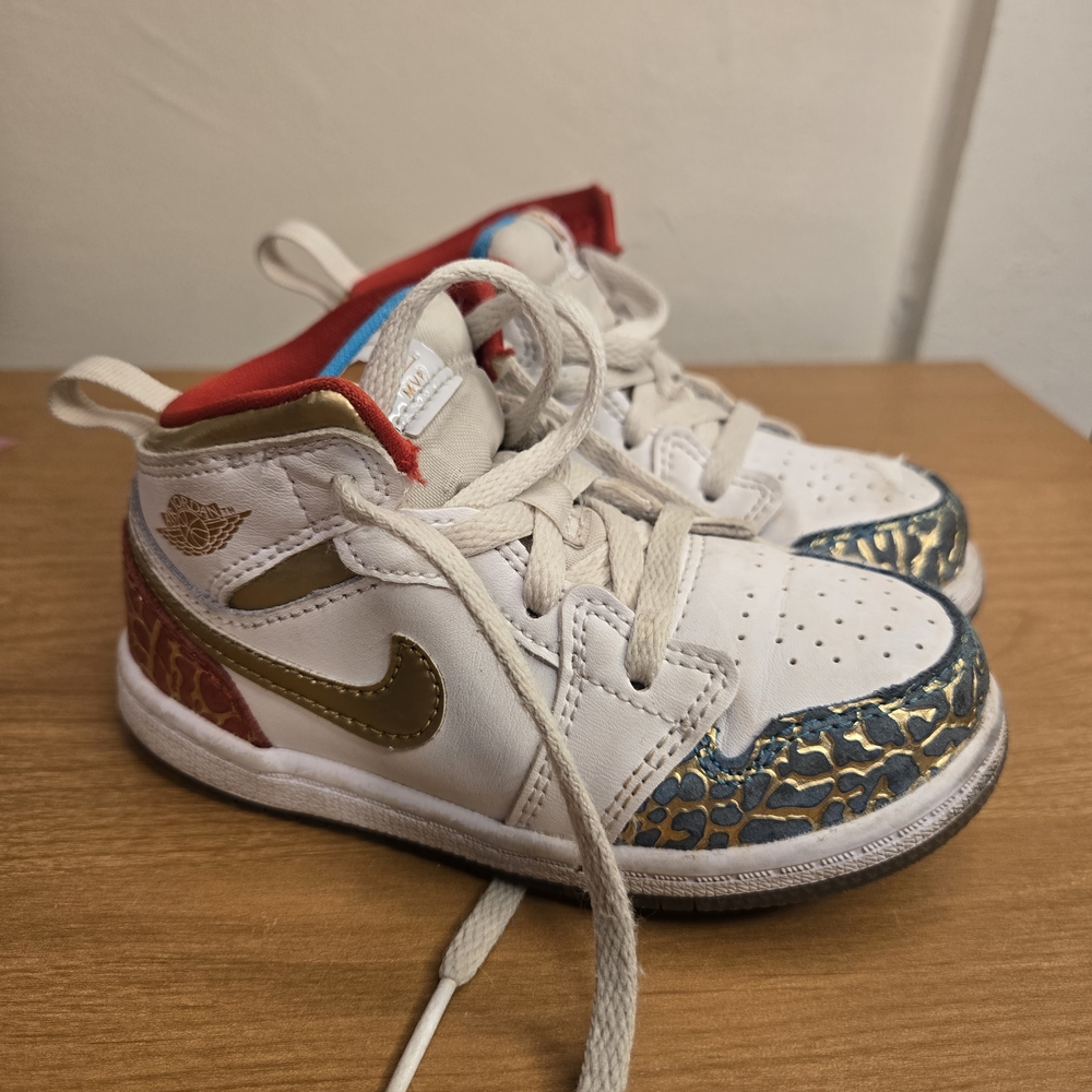 Kids‎ White and Gold Nike Sneakers